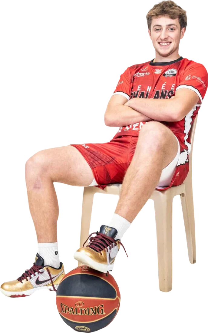 Mathys Pomar, assis, le pied posé sur un ballon, en maillot de Vendée Challans
