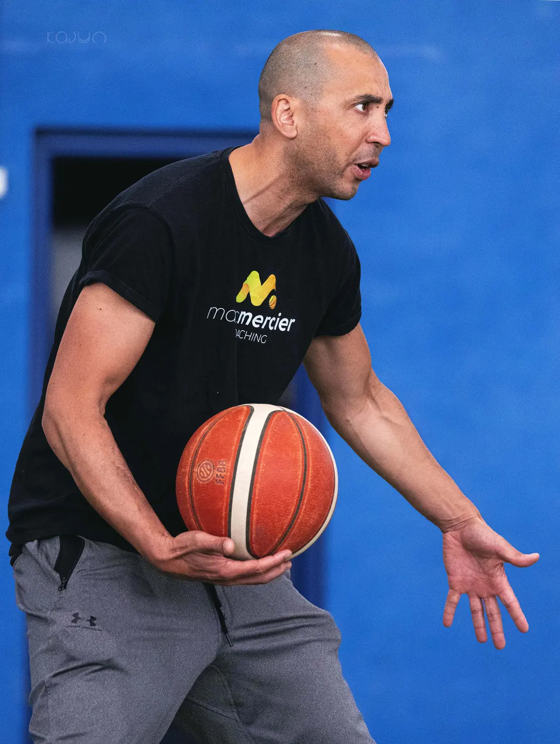 Marc Mercier, ballon en main, pendant une séance au gymnase