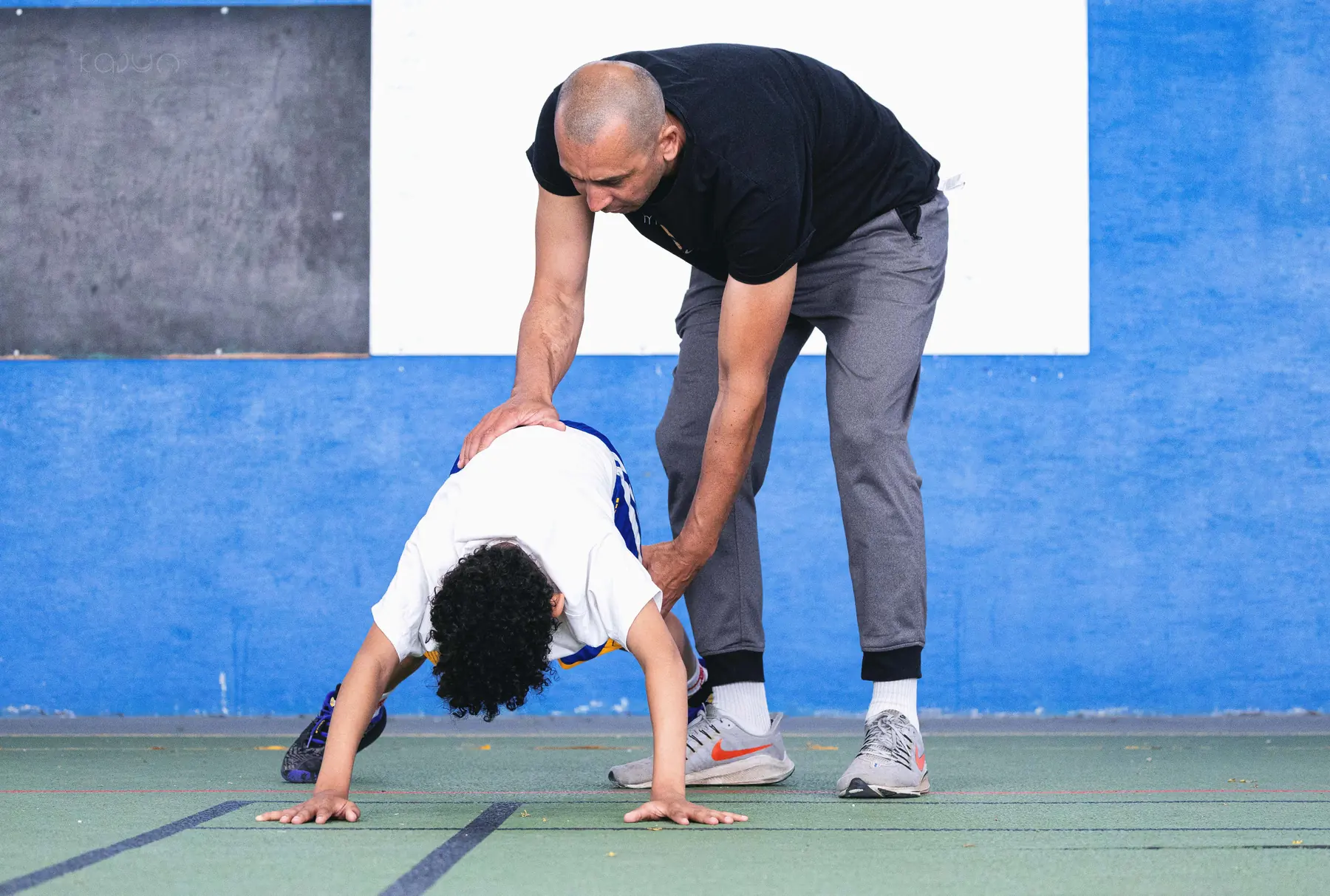 Marc Mercier corrige la position d’un joueur pendant un exercice de gainage