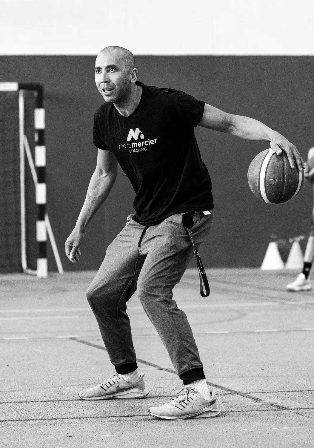 Marc Mercier dribble pendant une séance, en noir et blanc