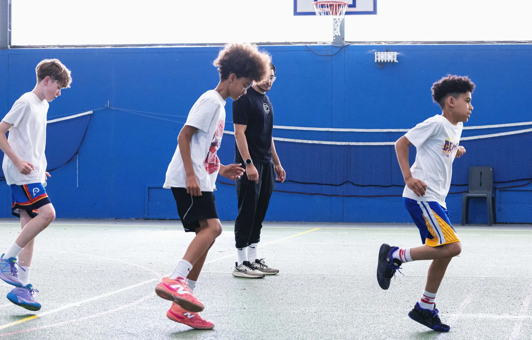 Des jeunes joueurs s’élancent sur le terrain pendant un exercice